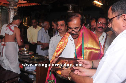 Syndicate Bank DGM visits  Shree Venkatramana Temple, Carstreet 3